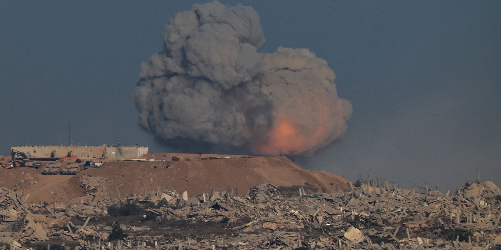 Israel bombardeia subúrbios da Cidade de Gaza