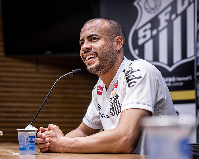 Mayke é apresentado no Santos e diz estar pronto para entrar em campo: ‘Ajudar com experiência’