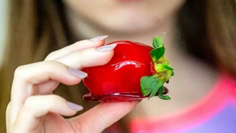 Morango do amor: calda de caramelo pode ser um vilão para facetas dentais