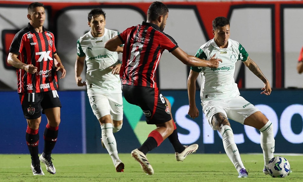 Palmeiras coloca reservas em campo, vê Vitória abrir vantagem, mas busca empate no Barradão