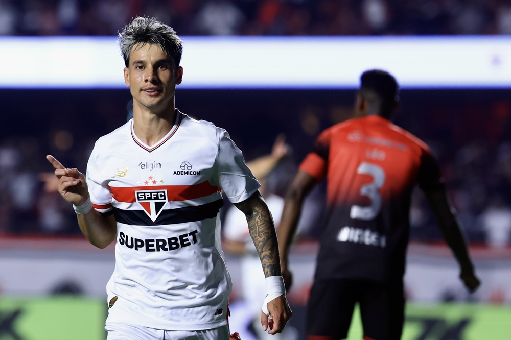 São Paulo domina e vence, mas vacilo deixa disputa com Athletico-PR aberta pela Copa do Brasil