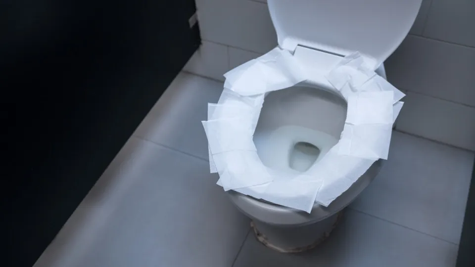 Será que é bom cobrir a privada com papel em banheiro público?