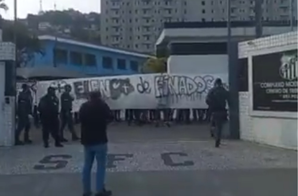 Torcida do Santos invade CT Rei Pelé em protesto após goleada histórica para o Vasco