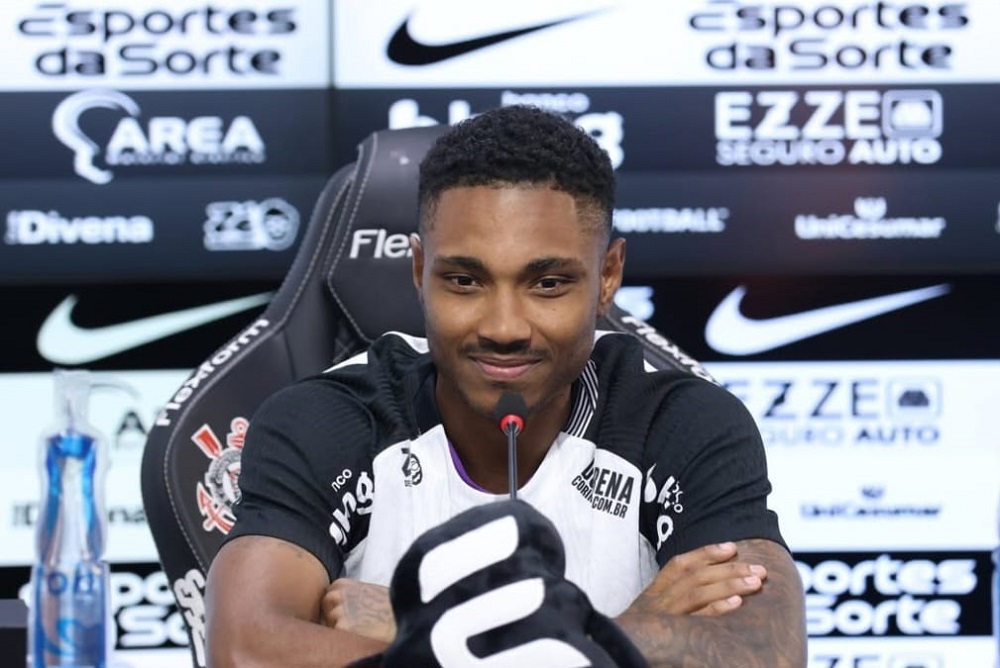 Vitinho é apresentado no Corinthians e pede tempo para estrear: ‘Estou há dois meses sem jogar’