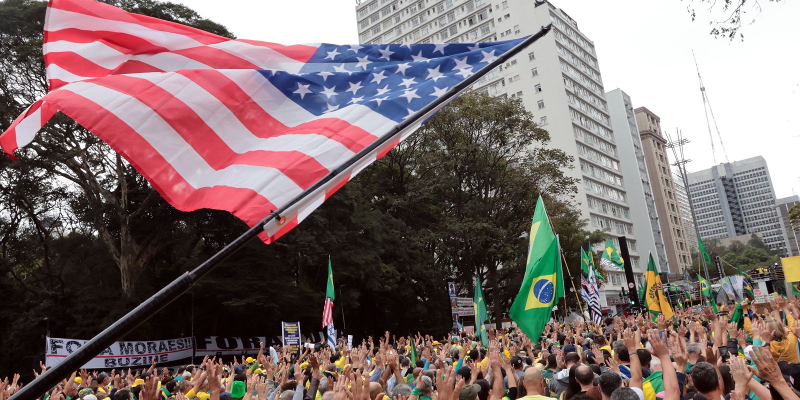 Bandeira dos EUA é “novo símbolo da direita brasileira”, diz NYT