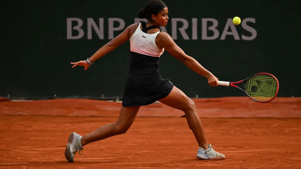 Brasileira estreia na elite do tênis onde antes procurava quadra para jogar