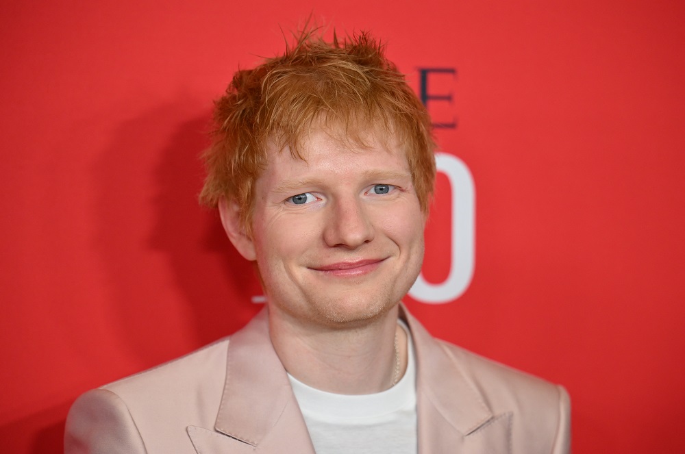 Cantor britânico Ed Sheeran lança seu oitavo álbum