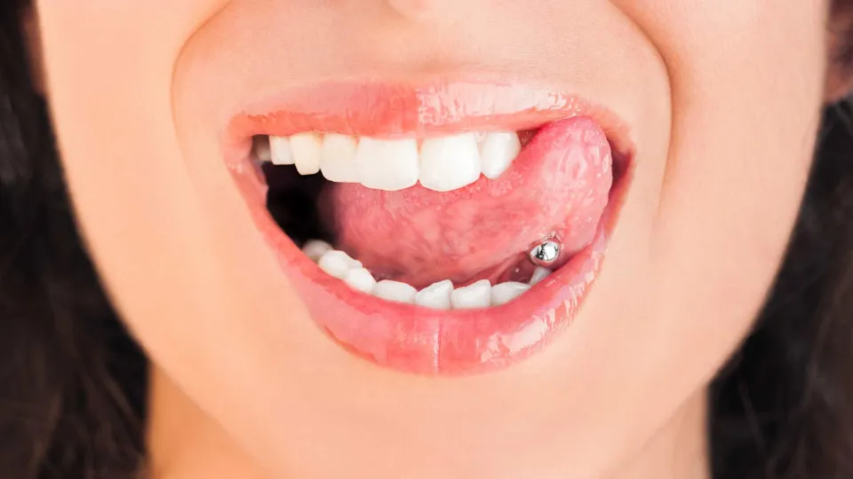Entenda os riscos e cuidados necessários com o uso do piercing bucal