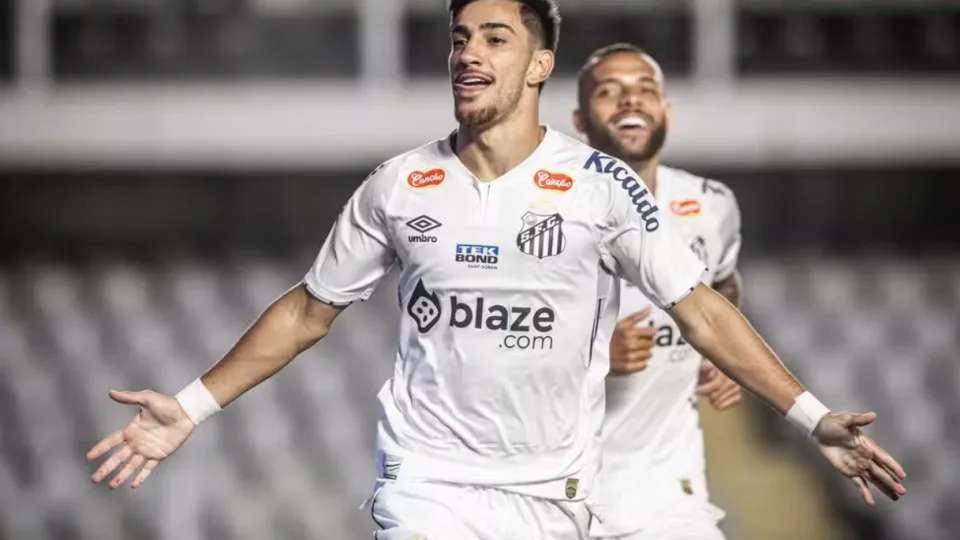 Ex-Santos dá chute no portão e ataca câmeras da casa da namorada; vídeo