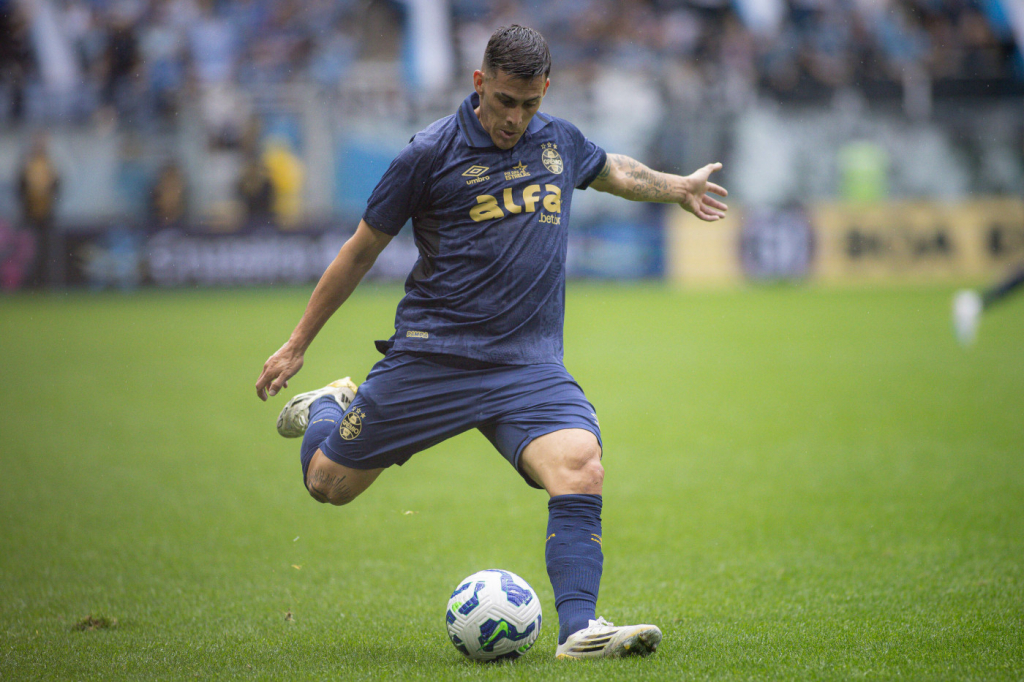 Grêmio vence o Vitória, afasta a má fase diante da torcida e volta a sonhar com a Libertadores
