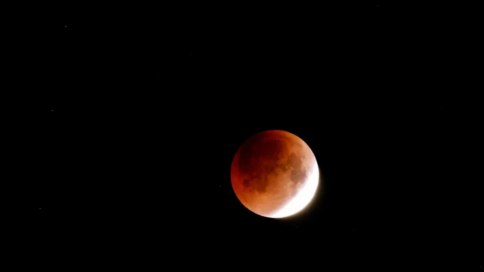 Imperdível! Fim de semana termina com um eclipse total da Lua