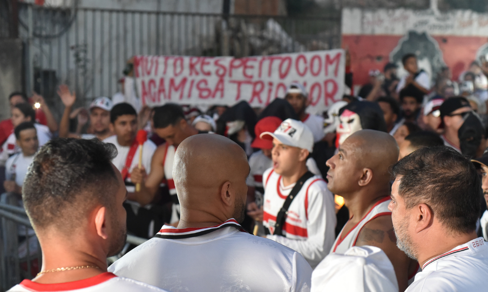 Organizada do São Paulo faz protestos contra Casares e Belmonte: ‘Chega de cargos políticos’