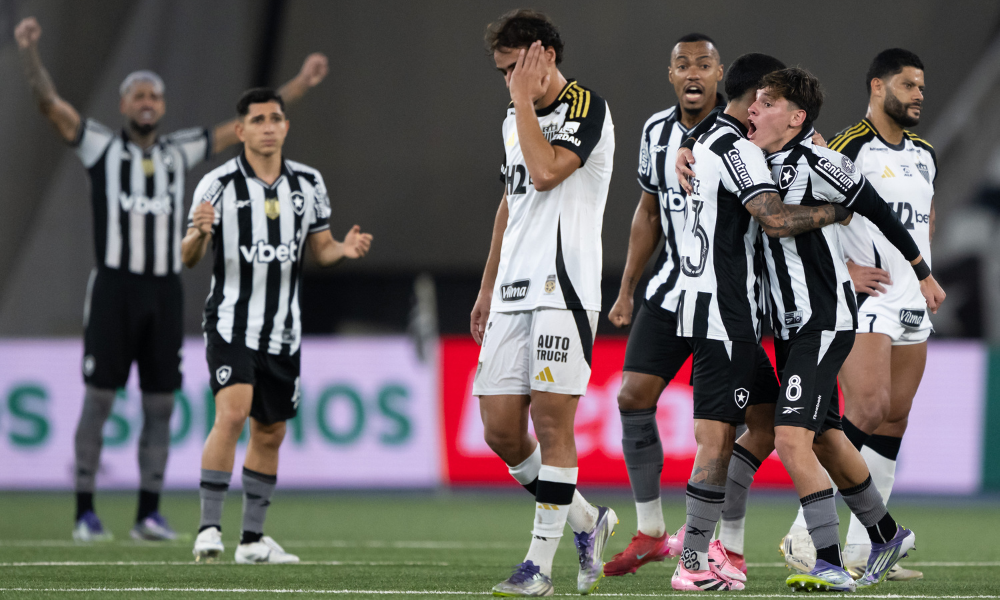 Organizada protesta em desembarque do Atlético-MG após derrota: ‘Último aviso’