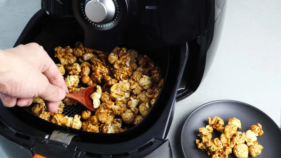 Pipocas na air fryer? O melhor é não ter esta ideia! Veja os riscos