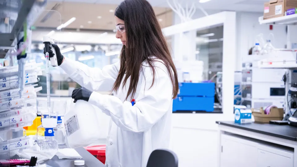 Quais países gastam mais dinheiro em pesquisa sobre o câncer?