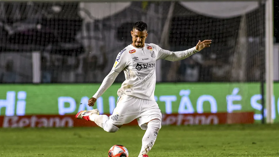 Santos pode comprar zagueiro do Cruzeiro que foi de afastado a titular