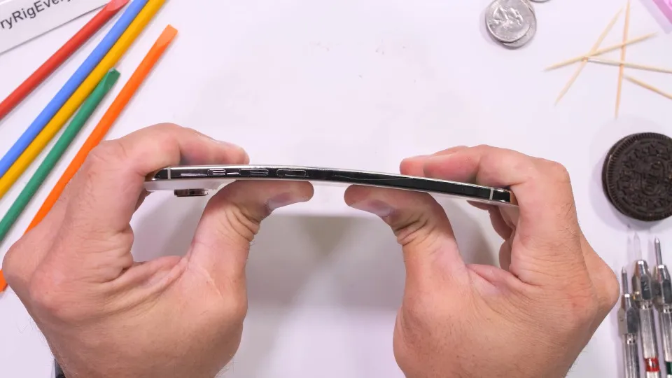 Será que o iPhone Air sobrevive a tentativa de ser quebrado ao meio? Veja