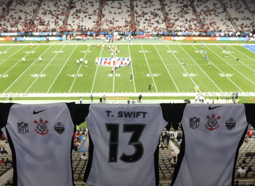 Taylor Swift foi ao estádio do Corinthians? Entenda a polêmica sobre jogo da NFL em Itaquera e veja memes