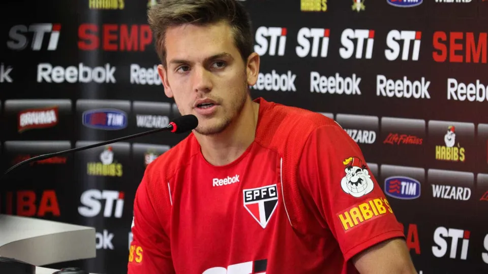 Toloi é apresentado e comemora volta ao São Paulo