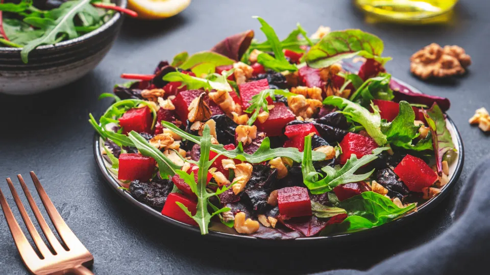 Três receitas doces e salgadas para fazer com ameixas