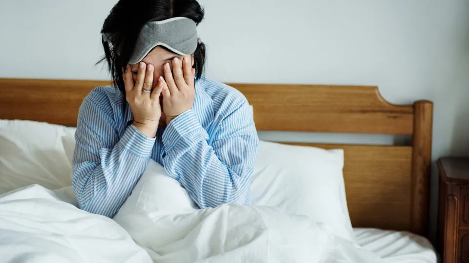 Visão embaçada pela manhã? Causas comuns e o que fazer