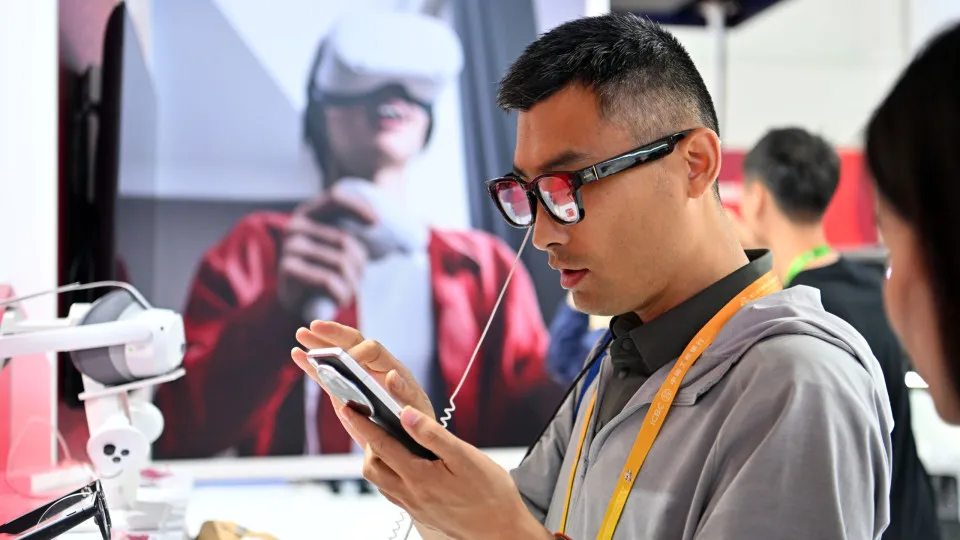 Xiaomi lança linha de celulares para competir com iPhone 17