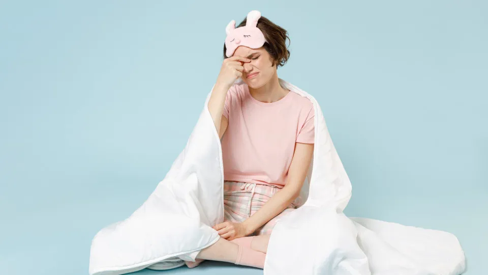 Dormir mal pode envelhecer o cérebro em até um ano, aponta estudo