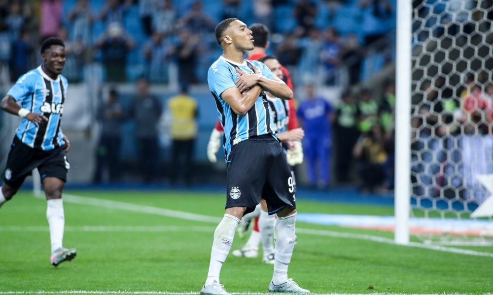 Grêmio vence São Paulo por 2 a 0 e sobe na tabela do Brasileirão
