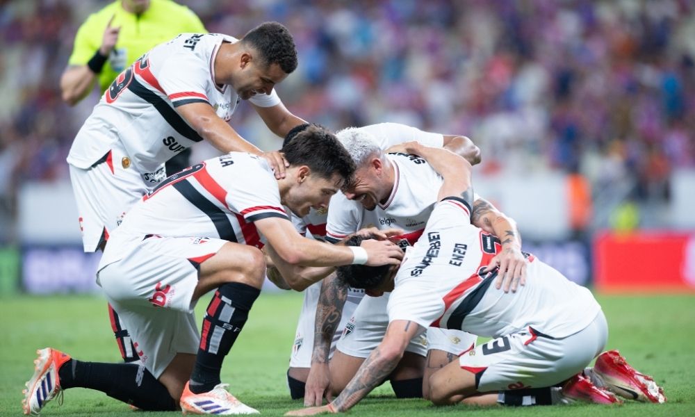 São Paulo joga com um a menos, vence Fortaleza por 2 a 0 e encerra sequência negativa