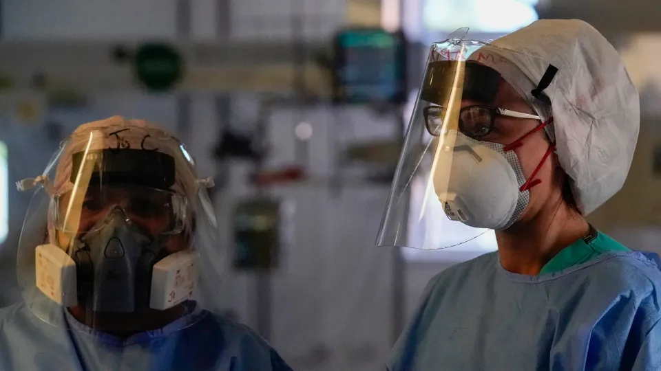 ‘Stratus’: Nova variante de COVID se espalha pelo Reino Unido