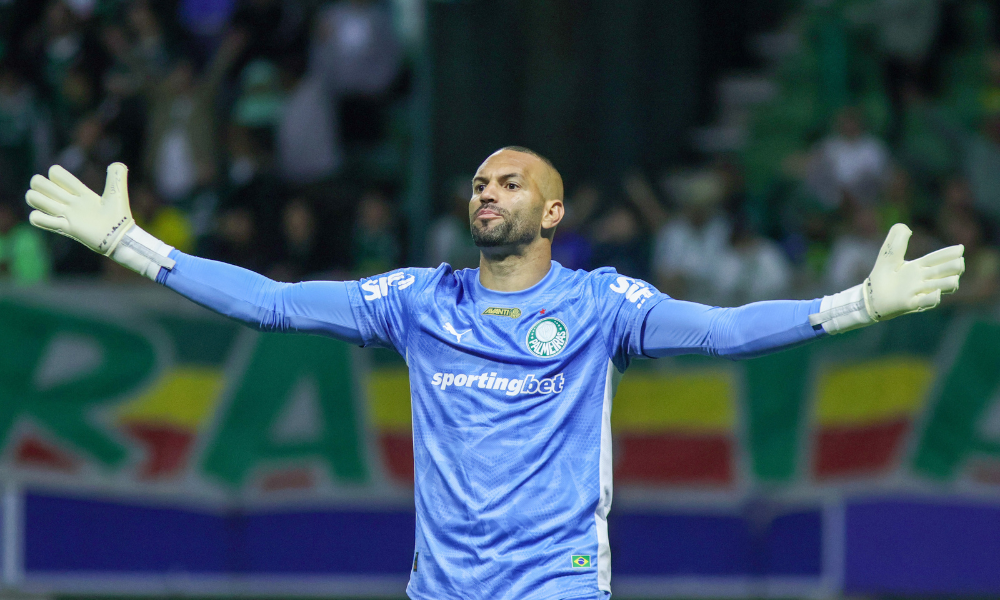 Weverton avança em recuperação e volta a treinar com bola no Palmeiras