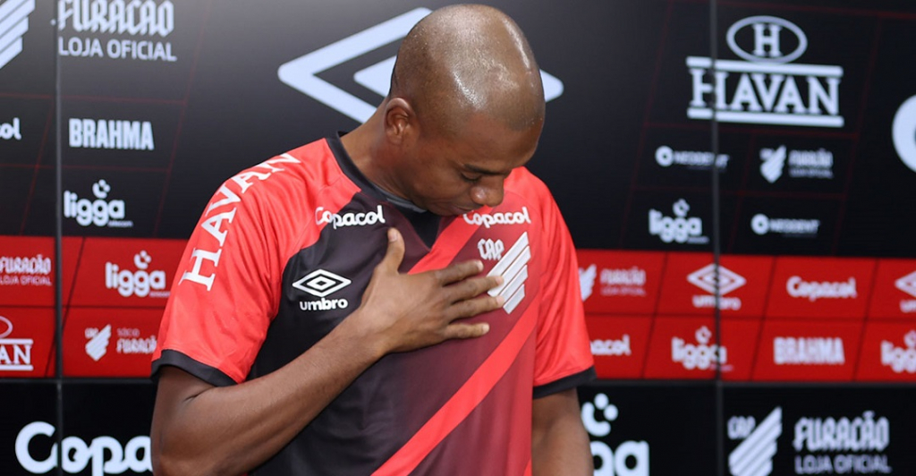 Fernandinho, ex-Athletico-PR e seleção, anuncia aposentadoria: ‘Estou cansado’