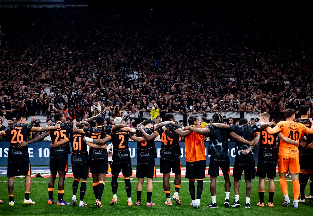 Torcida do Corinthians faz festa em frente ao CT antes da final da Copa do Brasil com o Vasco