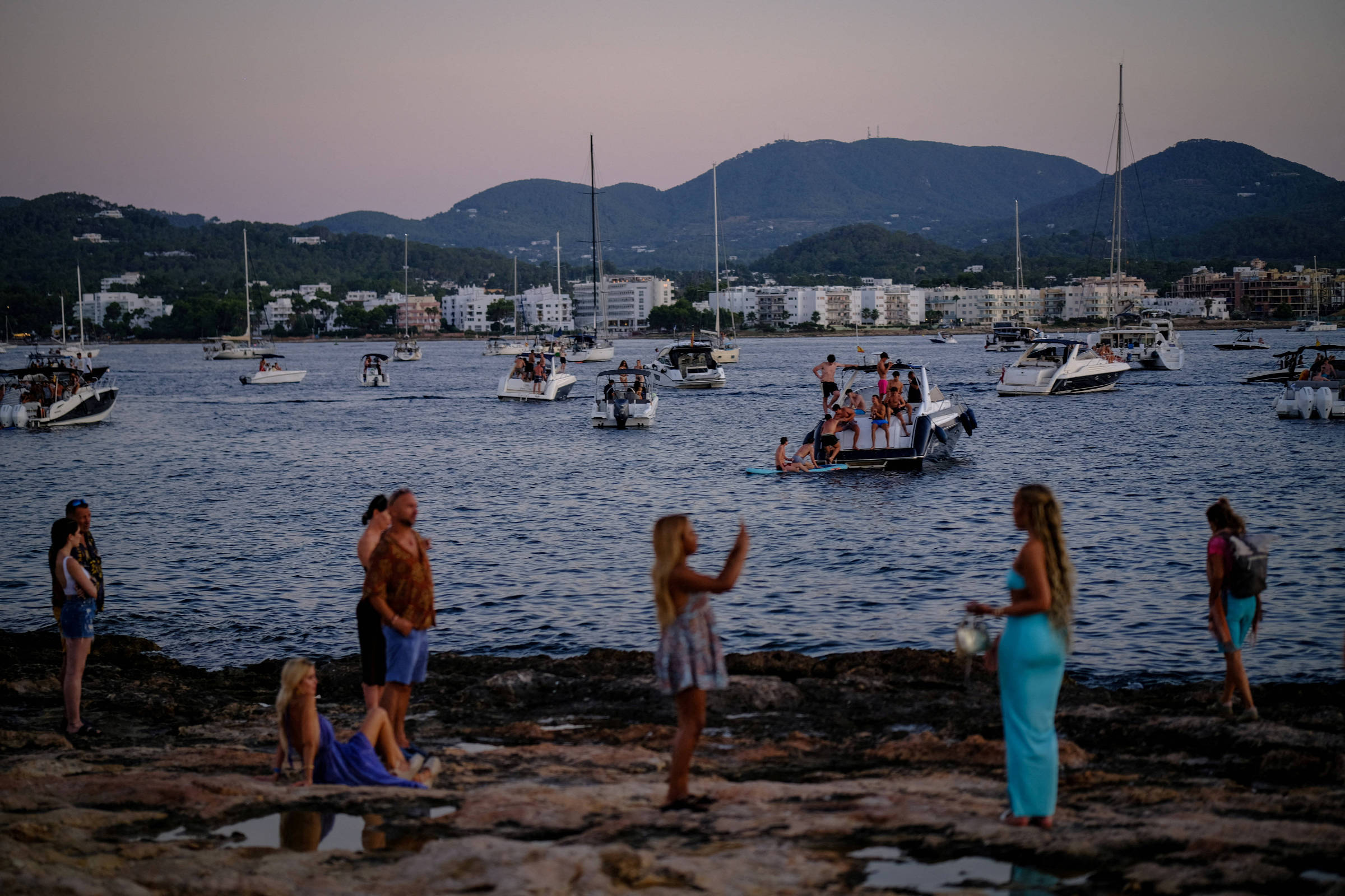 Aluguéis de temporada em Ibiza despencam 50% em 2025 – 13/01/2026 – Economia