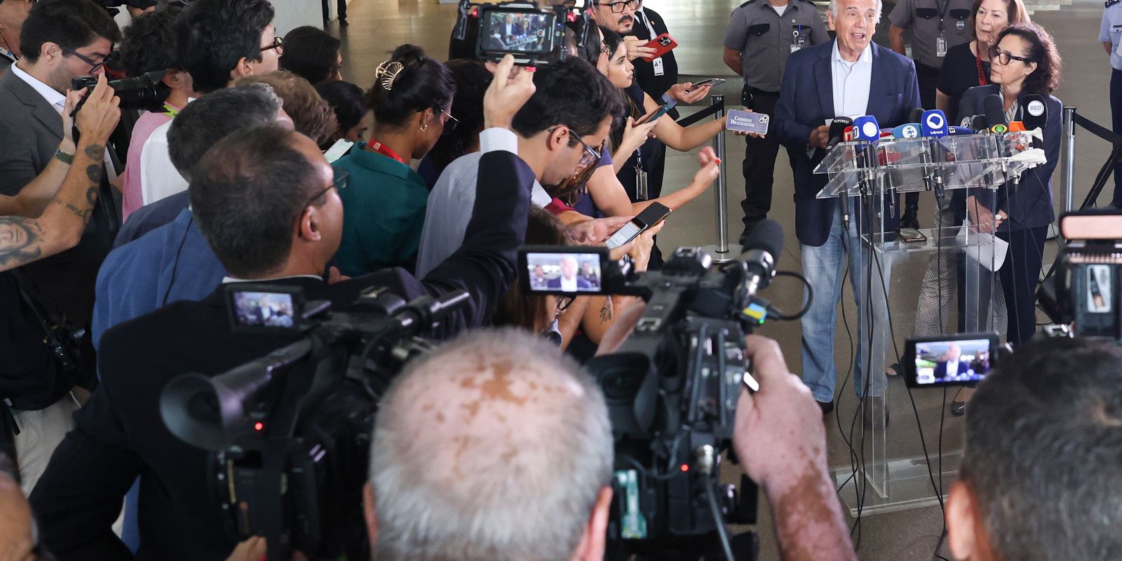 Fronteira do Brasil com a Venezuela está tranquila e aberta, diz Múcio