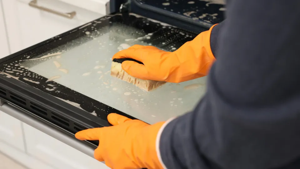 Como limpar a porta do forno com bicarbonato e vinagre