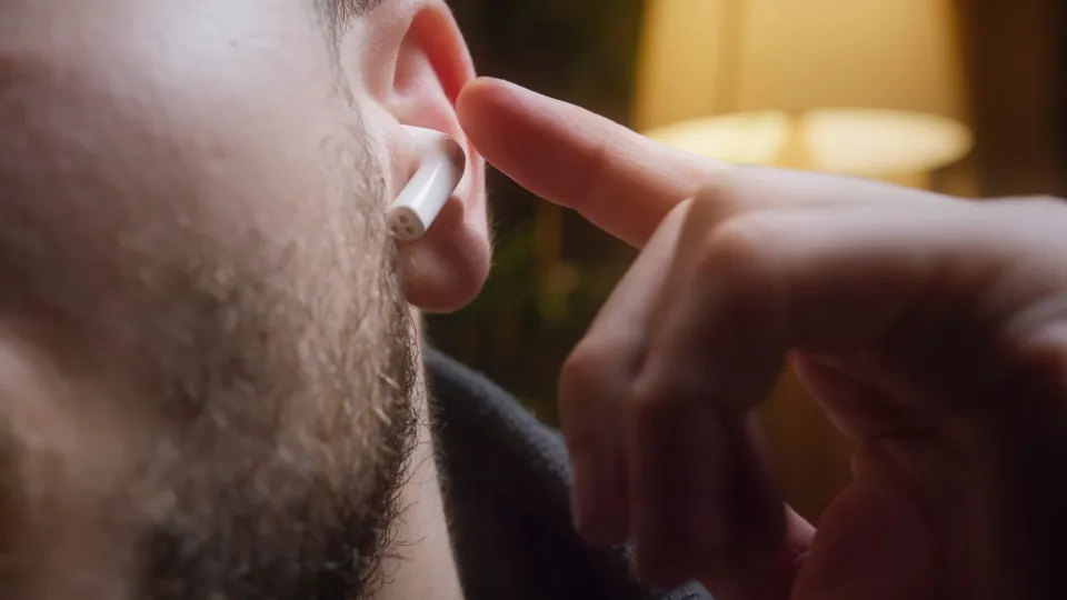 Com que frequência limpar seus fones sem fio? Veja o ideal